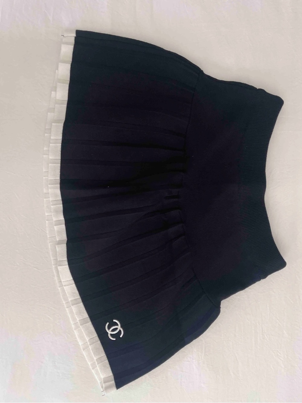 Black and White Sleeves Knit Two-Piece Skirt Set - Picture 3 of 6